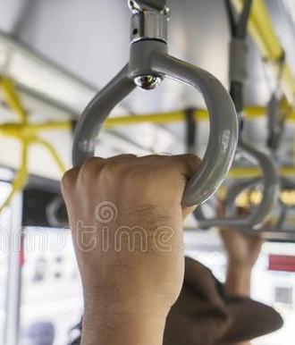 пассажира-держат-ручки-на-автобусе-transjakarta-запачканная-предпосылка-143466576.jpg