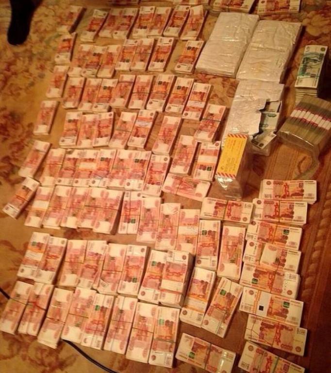 Семь миллионов рублей. Много денег рубли. Куча денег. Деньги на столе. Много рублей.